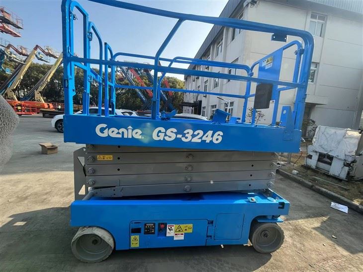 Lietots GENIE GS3246 šķērveida pacēlājs